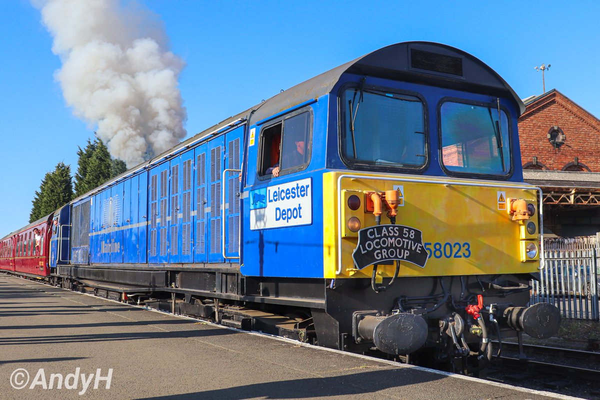 holtona72's tweet photo. #FiftyEightFriday A beastly departure from Kidderminster this evening for 58023 'Leicester Depot' on the 17.40 to Hampton Loade. One of a number of star performers at the @svrofficialsite diesel gala &amp; was my first 58 haulage in preservation yesterday. #SVRGala25 #Class58 16/5/25 https://t.co/jRarmOi2xh
