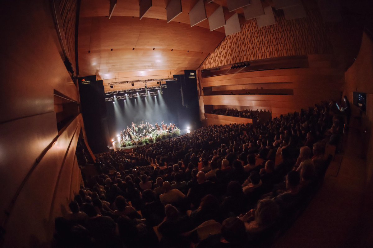Auditori Palau de Congressos de Girona (@auditori_gi) on Twitter photo Amb una veu inconfusible i captivadora, Rufus Wainwright ha ofert a la Sala Montsalvatge l’únic concert a Catalunya amb la <a href="/GIOsymphonia/">GIO Symphonia</a>. ✨ Un viatge ple de cançons i arranjaments delicats, embolcallat per una escenografia floral!
Amb el suport de <a href="/LaVanguardia/">La Vanguardia</a>
📸Gemma Martz Amb una veu inconfusible i captivadora, Rufus Wainwright ha ofert a la Sala Montsalvatge l’únic concert a Catalunya amb la <a href="/GIOsymphonia/">GIO Symphonia</a>. ✨ Un viatge ple de cançons i arranjaments delicats, embolcallat per una escenografia floral!
Amb el suport de <a href="/LaVanguardia/">La Vanguardia</a>
📸Gemma Martz