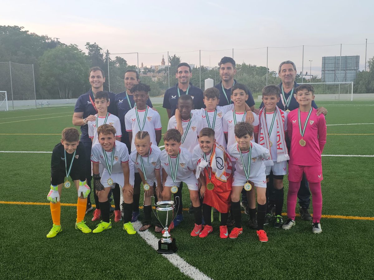 CanteraSFC's tweet photo. 🏆 | El #SevillaFC, campeón provincial benjamín tras ganar la final en San Juan de Aznalfarache.

📌 Representará a Sevilla en el Campeonato de Andalucía en Pinos Puente (Granada) del 23 al 25 de mayo. 👏🏻👏🏻

#SevillaFCBenjA 3-2 Real Betis

#CanteraSevillaFC https://t.co/sfqJRsM4pj
