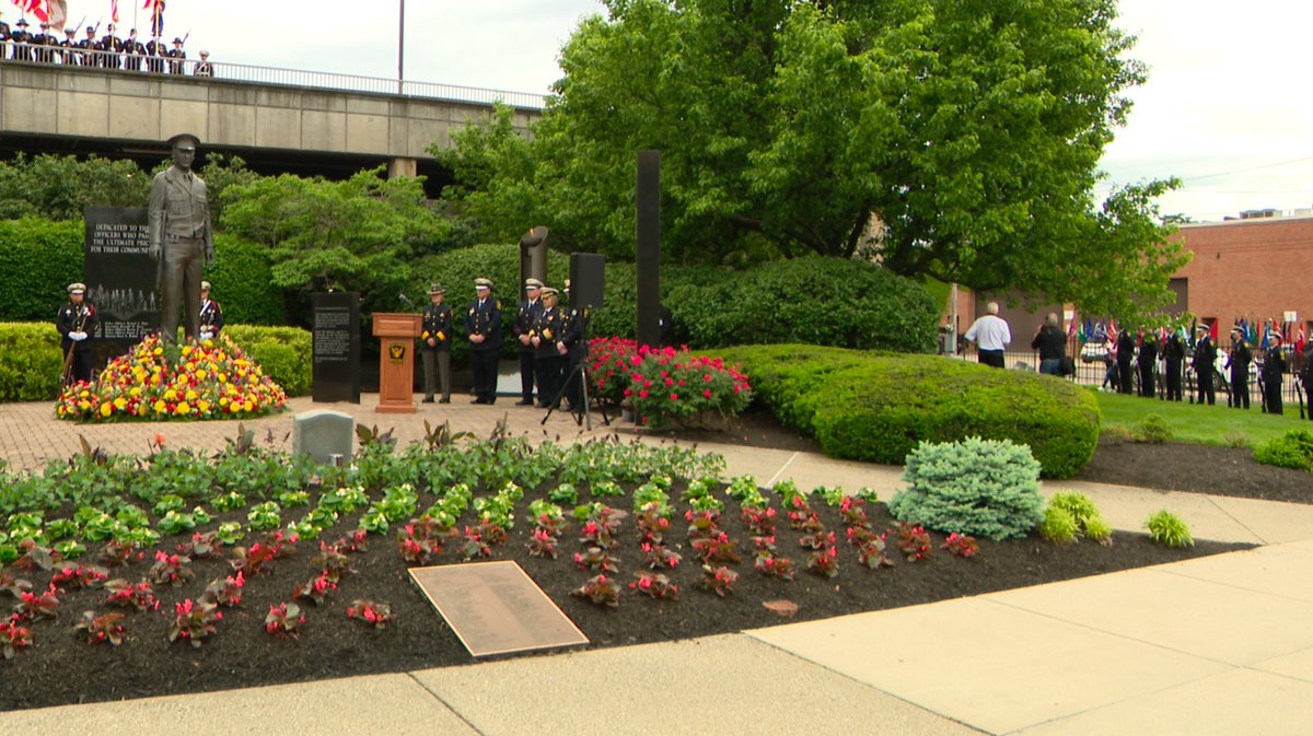 CitiCable's tweet image. Watch the @CincyPD Police Memorial Flag Raising Ceremony, followed by the Memorial Ceremony at Fountain Square and District 1 HQ. Honoring those who made the ultimate sacrifice.

Flag Raising: archive.org/details/police…

Memorial: archive.org/details/police…