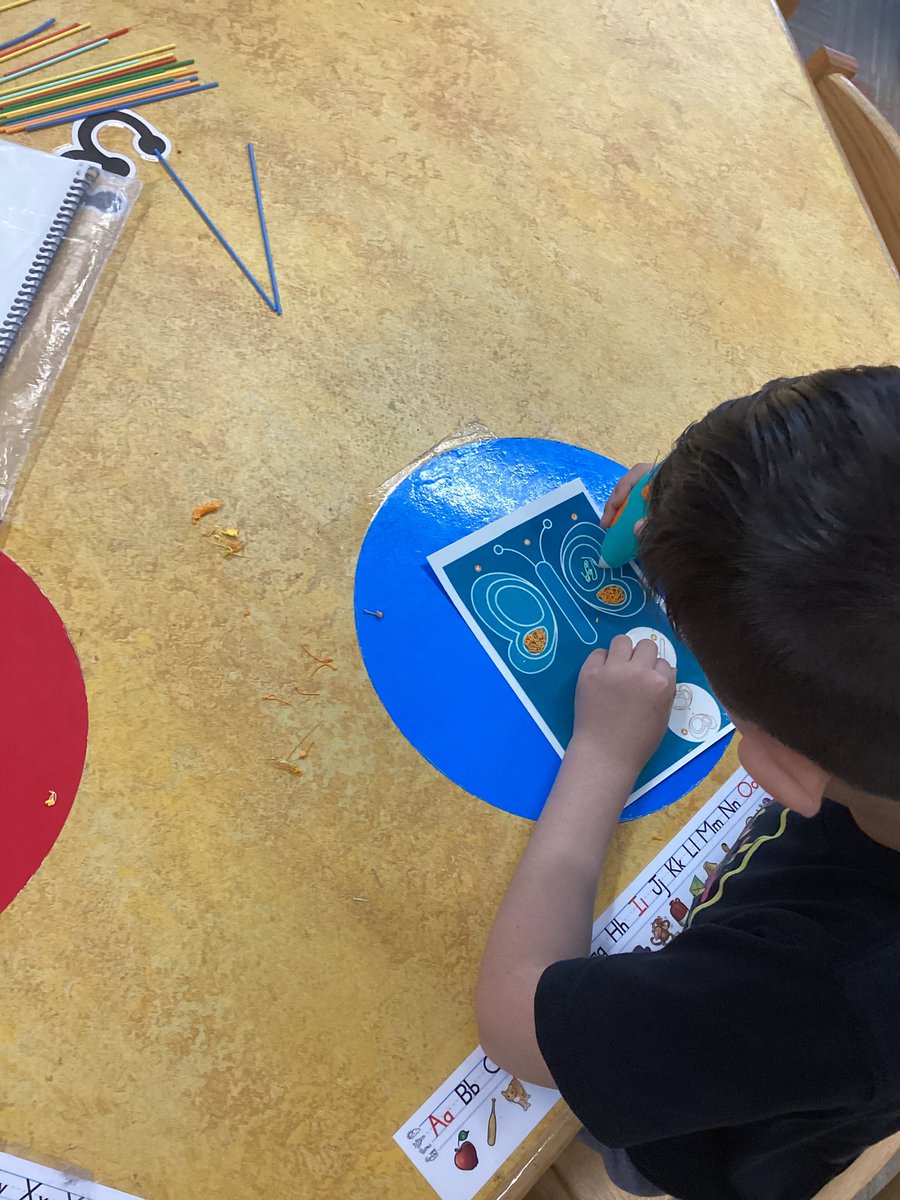 LeviLibrary's tweet image. This week we used our 3D doodle pens to create butterflies with our 1st graders! @MeadowDriveElem