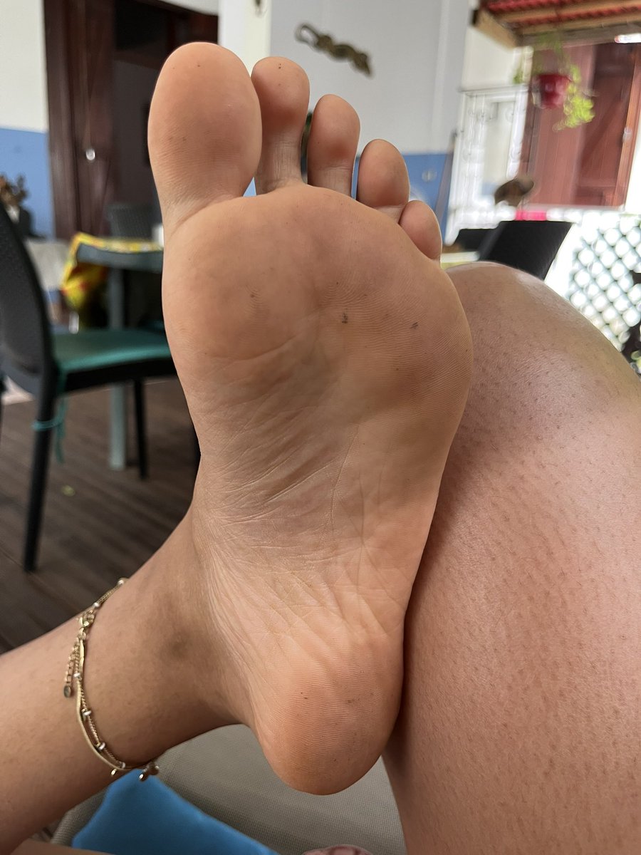 __dolceefeet's tweet photo. Mes pieds sont sales https://t.co/CibhSjH8m9