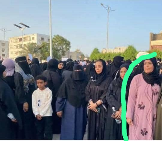 يحسب للعاصمة عدن وسلطتها وأمنها أن الذي هرب من صنعاء بالأمس اليوم يعيش مسؤول في عدن وأيضا يخرج بكل حرية للتظاهر والمطالبة بحياة كريمة.الأخت شفيقة الوحش انموذجا.
هنا تتجلى عظمة عدن اسطورة المقاومة وإيقونة النضال ومدينة الحرية والأحرار والتحرير
#عدن