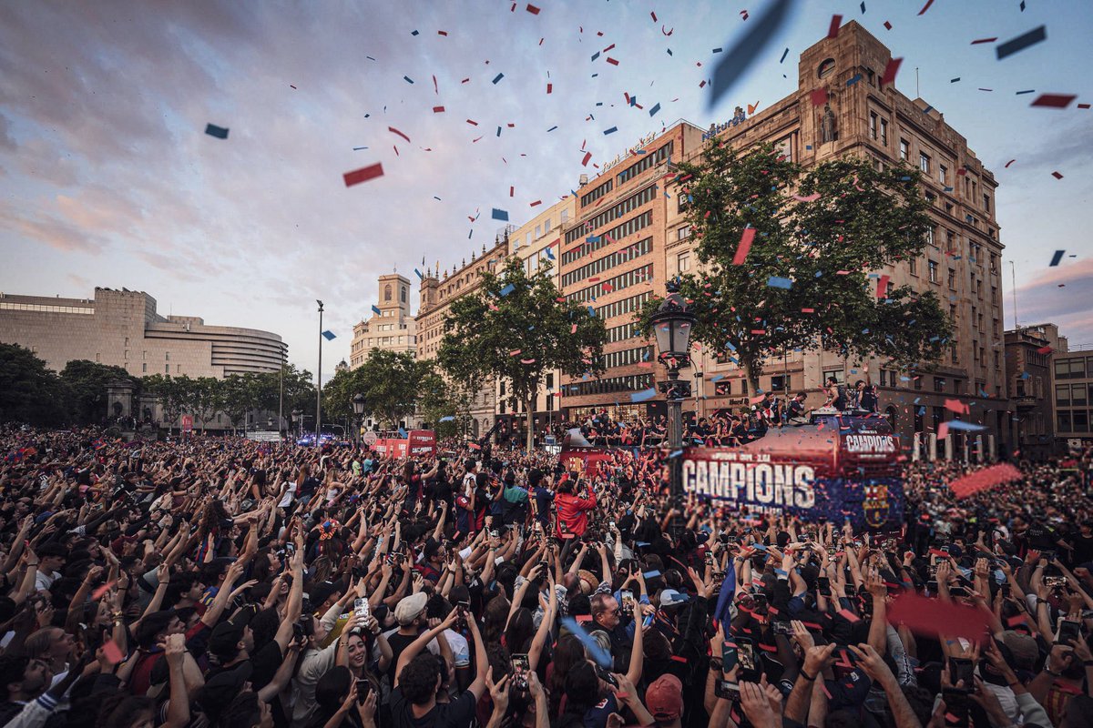BarcaFRNews's tweet photo. 🚨🔵🔴 OFFICIEL : 670.000 PERSONNES ÉTAIENT DANS LES RUES DE BARCELONE AUJOURD’HUI POUR LA PARADE DES CHAMPIONS !

Chiffre confirmé par les autorités locales ✅ https://t.co/fByArvlHXA