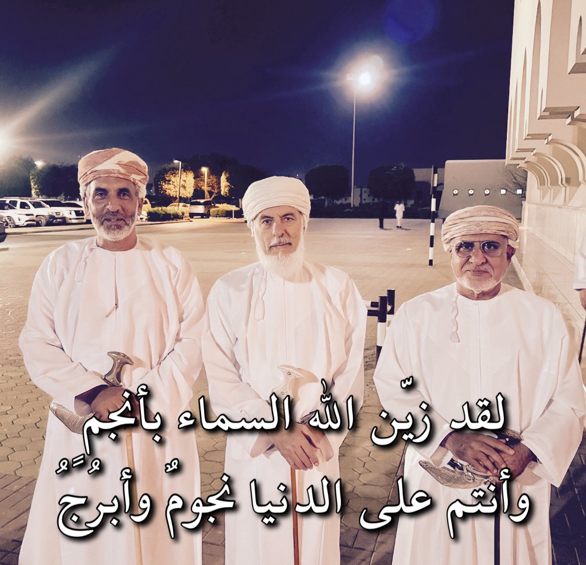 قال الأديب يوسف بن حبيب #الغطريفي #النزوي مادحاً المشايخ أولاد #هلال_بن_زاهر_الهنائي :

تتيه بكم #نزوى مروراً وتبهجُ
وتثني لسان الحال منكم وتلهجُ

وترتاح من فرط الغرام كأنّها
نجوم على جو السماء تبلّجُ

حتى قال في ختامها:

لقد زيّن الله السماء بأنجمٍ
وأنتم على الدنيا نجومٌ وأبرُجُ