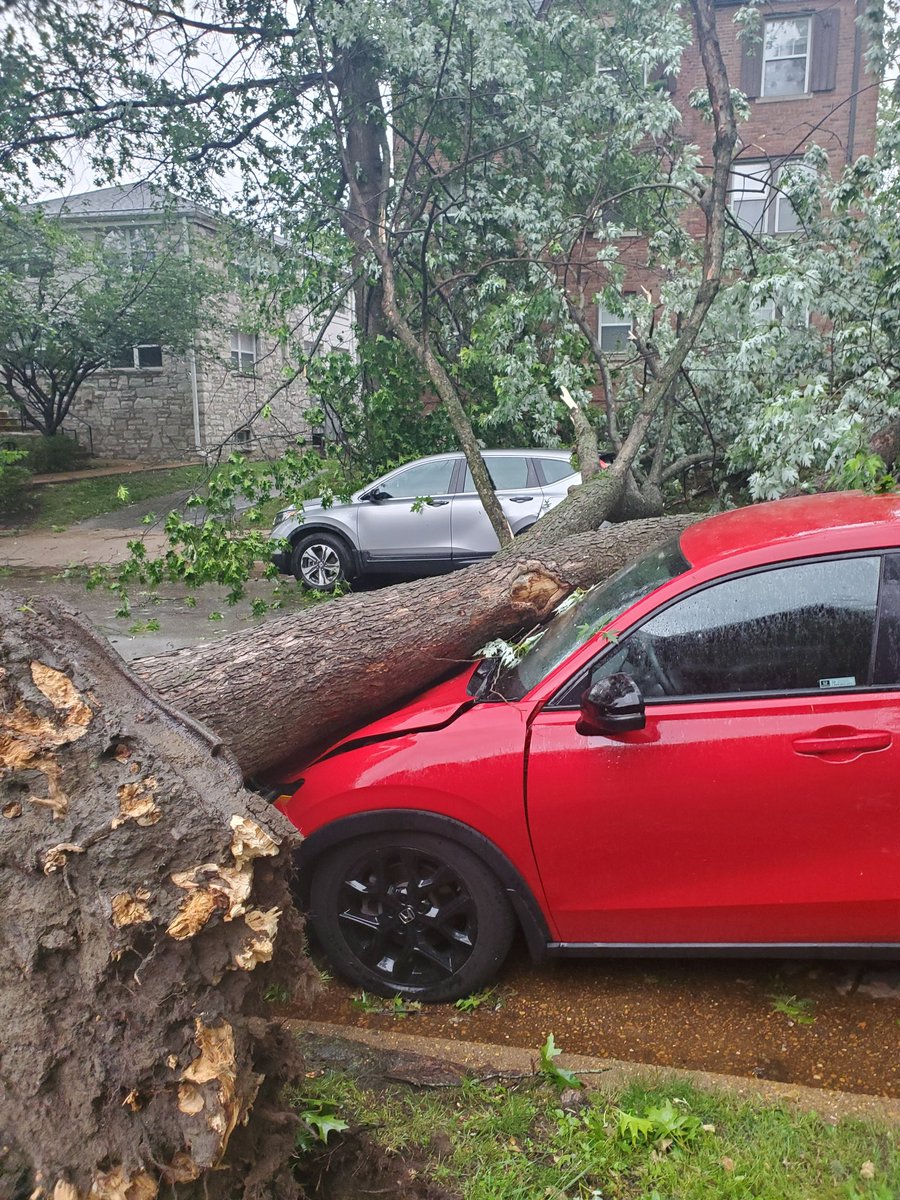 BlickEmUp2007's tweet photo. @NWStornado Street took direct hit as I was driving down from work. The warning came just minutes before as I was on hwy. I'll upload the dashcam footage later when power is back #stlwx #mowx #Tornado https://t.co/tG5clcgVnE