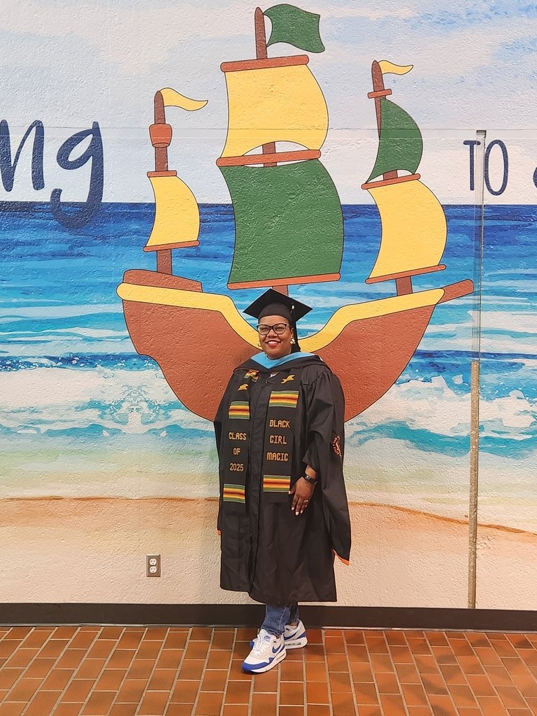 To end Career Day, we celebrated our 24-25 graduates 🎓!! Congrats to our Taylor HS TAFE grads, U of H student teachers, and staff members who received their Master's degree!! Great job!! We are so proud of you all!! 👏🏽