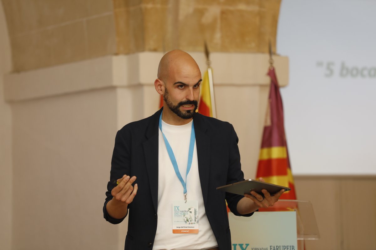 farupeib's tweet photo. @elfarodehuse @sndelara 🎙️@jorgedelestal de @FarmaciaTauli ha traído a los congresistas un Top 5 de novedades farmacoterapéuticas en #neumología

#lazaretofh25 https://t.co/udjeWBGVF1