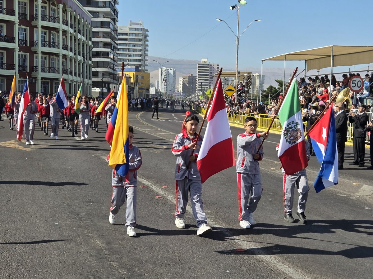 seremieduc01's tweet photo. ⚓🌊 Más de 8 mil personas llenaron la Plaza 21 de Mayo en el tradicional desfile educativo por los 146 años del Combate Naval de Iquique.
La Seremi Carolina Vargas destacó la convivencia en aulas con estudiantes de 🇨🇱🇵🇪🇧🇴 como ejemplo de paz y unidad. https://t.co/K0A7xKgI8b