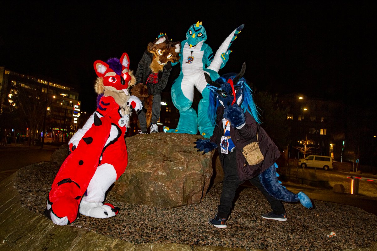 paaaapmon's tweet image. Mandatory #FursuitFriday post from #NFC2025, bro soy el rey de la piedra
🐲🟥:@RiguToby
🐱🟫:@MaishaTheCat
⬛️🟦🐲:@ElodinThedragon
📷:@ElectroThunderP
🪡:@SilvenaHandmade