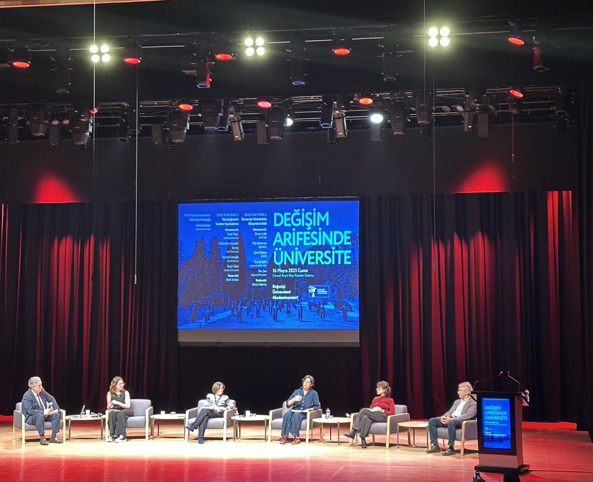 Panellerin en güzel konuşmasını bir liseli yaptı. Hala duygu doluyum. Bu ülkenin gençlerine güvenim sonsuz. #KabulEtmiyoruzVazgeçmiyoruz