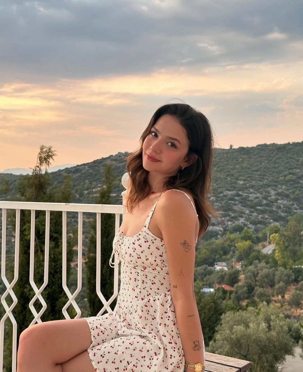 Sanazllii's tweet photo. hayatına dokunduğun herkesin kalbine bıraktığın iz o kadar kıymetli ki samimiyetin içtenliğin ve gülen gözlerinle umut oluyorsun sadece içerik üreten biri değil aynı zamanda ışığını etrafına yayan gerçek bir ilham kaynağısın hep mutlu ol hep sen gibi kal

İyikiDoğdun FerideÖzdinç https://t.co/3ErG4Leir3