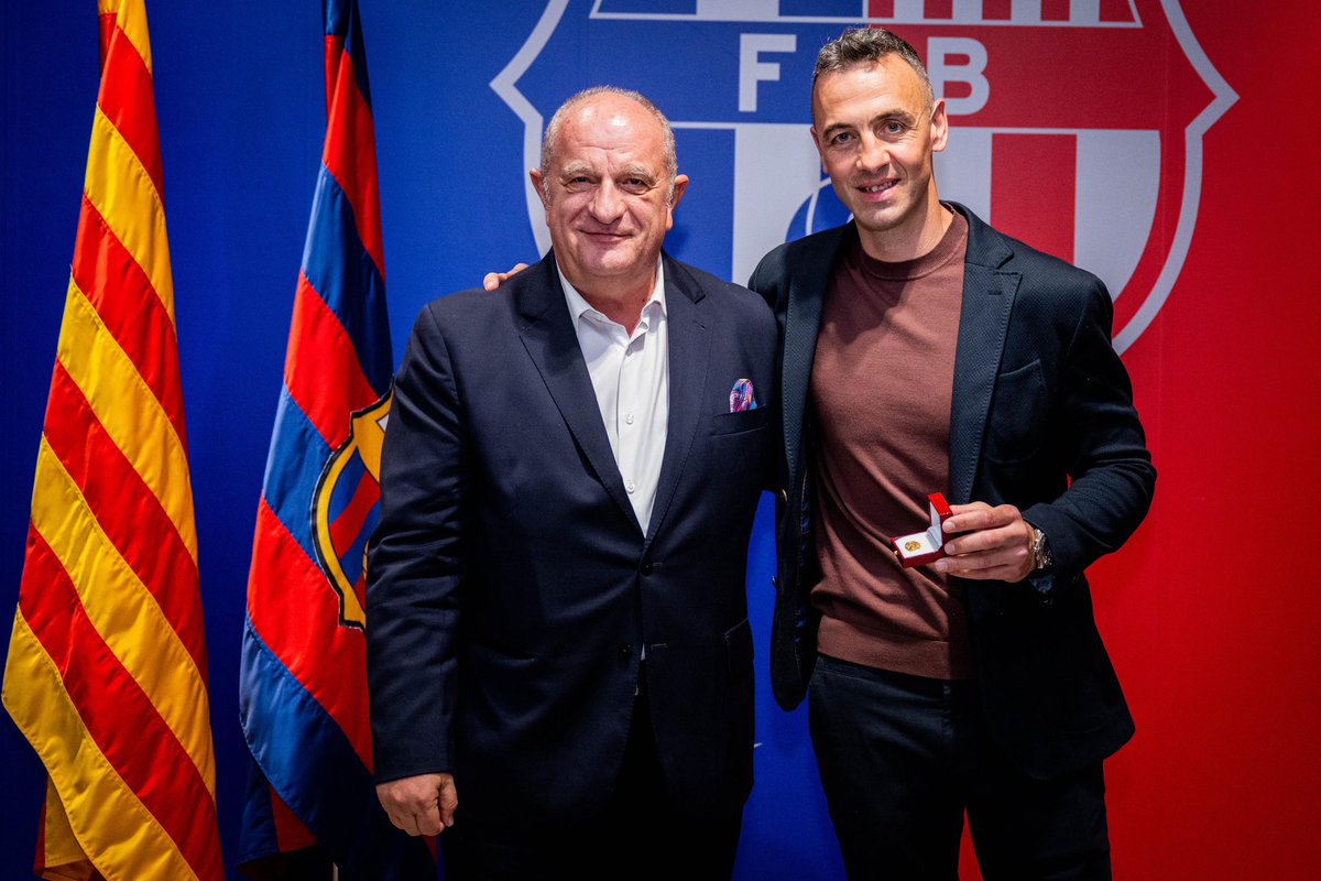 RFEPatinaje (@fedpatinaje) on Twitter photo El presidente <a href="/CarmeloRFEP/">Carmelo Paniagua</a>, acompañado por el presidente del <a href="/FCBarcelona/">FC Barcelona</a>, Joan Laporta y el presidente del <a href="/cpvoltrega/">Club Patí Voltregà-Movento Stern</a>, David Soy, ha hecho entrega esta noche de la placa de oro de la <a href="/FedPatinaje/">RFEPatinaje</a> a Sergi Panadero,🏅 ¡Enhorabuena, Pana! Eres leyenda 🔝
#HockeyPatines El presidente <a href="/CarmeloRFEP/">Carmelo Paniagua</a>, acompañado por el presidente del <a href="/FCBarcelona/">FC Barcelona</a>, Joan Laporta y el presidente del <a href="/cpvoltrega/">Club Patí Voltregà-Movento Stern</a>, David Soy, ha hecho entrega esta noche de la placa de oro de la <a href="/FedPatinaje/">RFEPatinaje</a> a Sergi Panadero,🏅 ¡Enhorabuena, Pana! Eres leyenda 🔝
#HockeyPatines