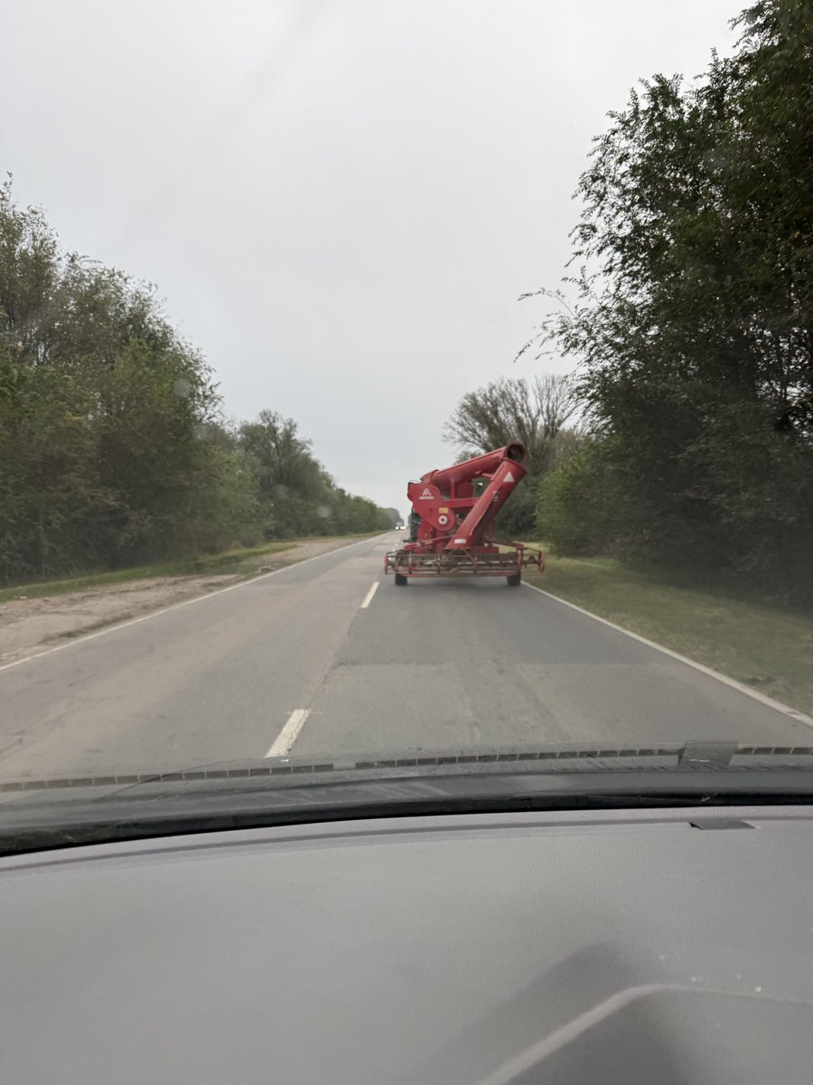 Sin señalización, con niebla y llovizna el tractor va tranquilo a 10km/h por la ruta. Este país es una joda