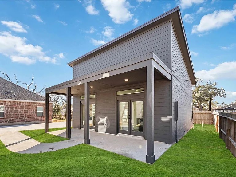 BOOM 💥 another first in Houston.

<a href="/DonovanBuilds/">Donovan</a> and Mindful Real Estate Partners  just sold the first-ever permitted duplex + ADU combo in the city.

Our development partner <a href="/DonovanBuilds/">Donovan</a> delivered a 46.8% cash-on-cash return and 30%+ IRR.

A standout deal with an elite