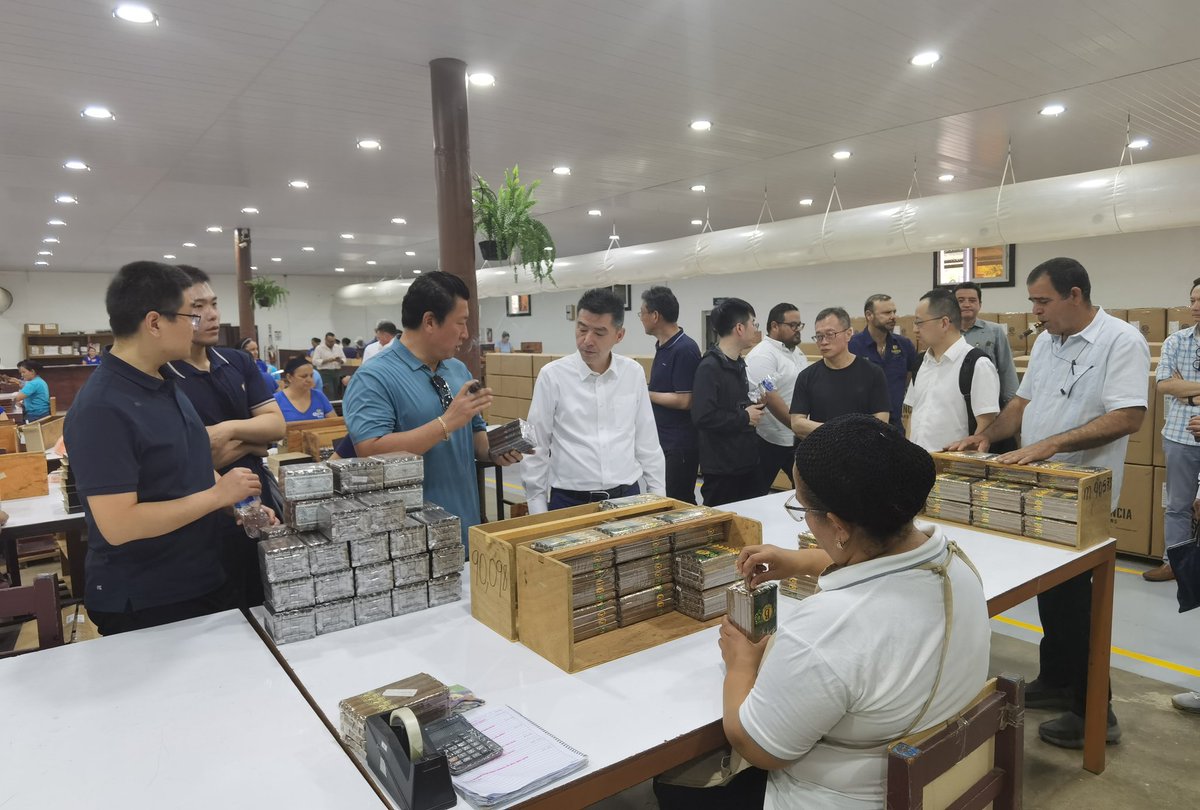 🚬🇨🇳🇭🇳 Del 13 al 16 de mayo, una delegación encabezada por el Subcomisionado de la Administración Estatal del Tabaco de China, Lu Jie, visitó Honduras.

Dialogó con Cancillería, SAG y SDE, sobre la cooperación en el sector tabacalero y visitó plantaciones y plantas de