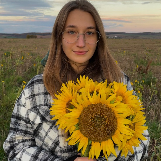 calm_keep2525's tweet photo. When it’s dark around us — we carry the light within
In the field of sunflowers, the sun inside — it's the Ritual
🌀Ritual isn’t just a community. It’s a space where on your worst day you’re never alone
🌻When there’s no sun we turn to each other
#ExpressWithRitual @ritualfnd https://t.co/mKIkOA34fY