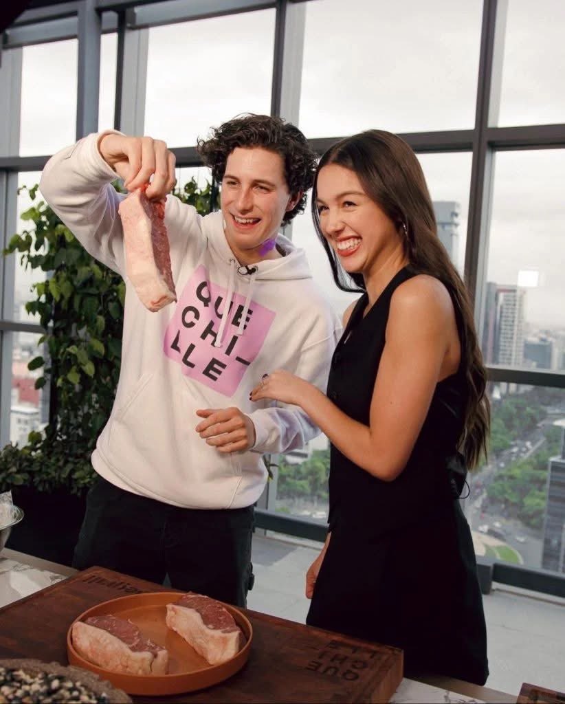 Indie5051's tweet photo. Robe grill confesó en una entrevista que tuvo una cita con Olivia Rodrigo, la invitó  a cenar en Los Ángeles. Y cuando la mesera les trajo el menú, él pidió un sandwich gigante, y Olivia pidió el mismo sándwich gigante, entonces ambos se pasaron toda la cita, comiendo nerviosos sin hablarse, y Robé dice que se arrepiente de haberla regado con Olivia.