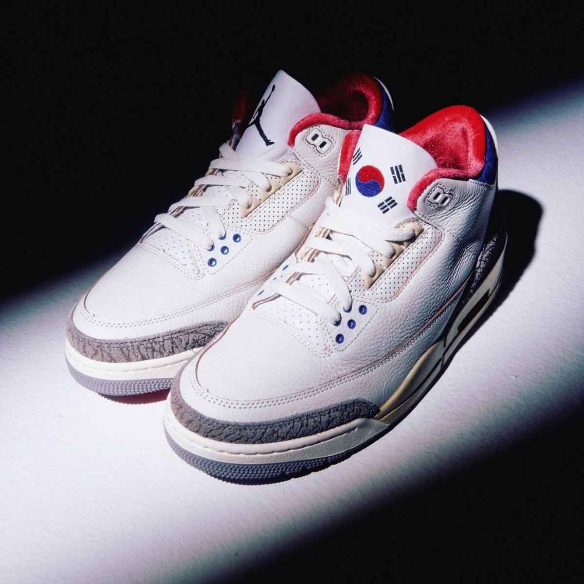 SNKR_TWITR tweet media