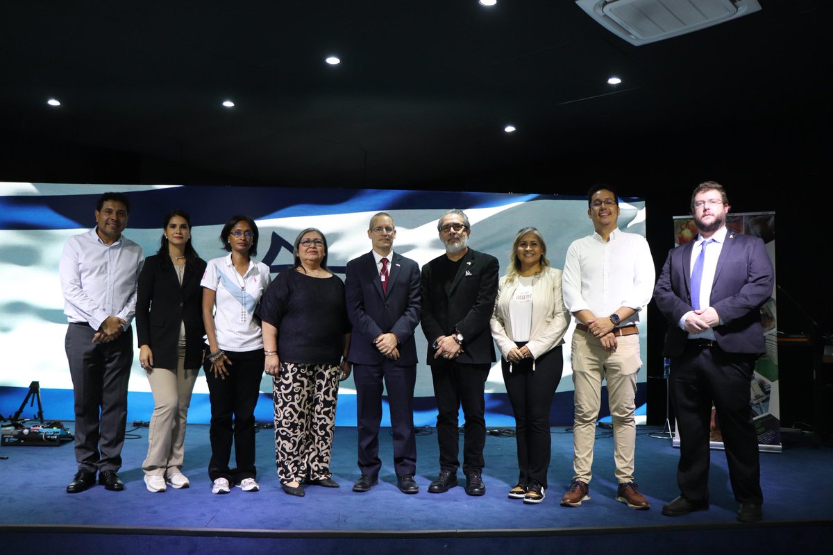 Denissin27's tweet photo. El embajador @itaibardov participó en la clausura del taller “Innovación con Impacto”, organizado por el Clúster de Innovación de exbecarios de @MASHAVisrael en Panamá. 

Celebramos el talento y la dedicación de quienes trabajan por un futuro mejor para Panamá y la región. 🇮🇱🤝🇵🇦 https://t.co/kRjqeCTHMa