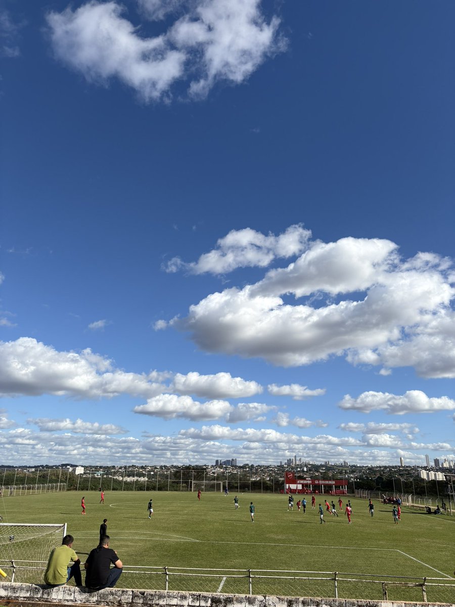 Acompanhando os meninos do sub-17 hoje pelas quartas de final do Campeonato Goiano SUB-17 na casa do adversário. Vencemos o Vila Nova pelo placar de 4x0 e os processos continuam, dos 20 convocados, 13 (2009) fizeram a transição do 15 pro 17 esse ano.