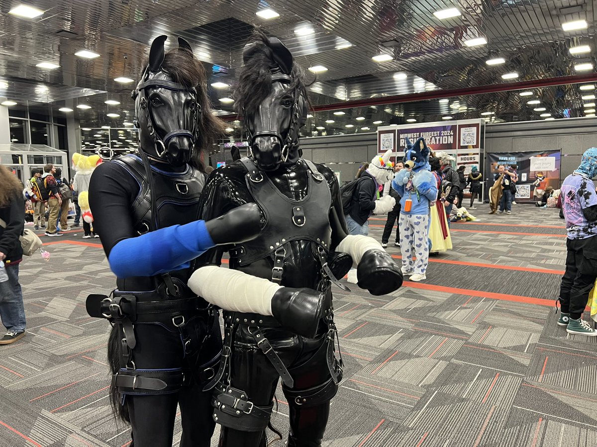 Aren‘t we a cute pony couple? 
#ponyplay