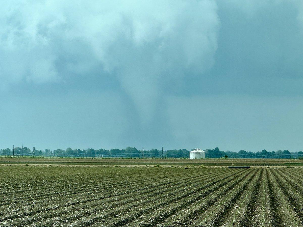 BradArnoldWX's tweet photo. Damaging tornado still on the ground north of Sikeston, MO! Crossing the river right now! #mowx https://t.co/YAHeo298GS