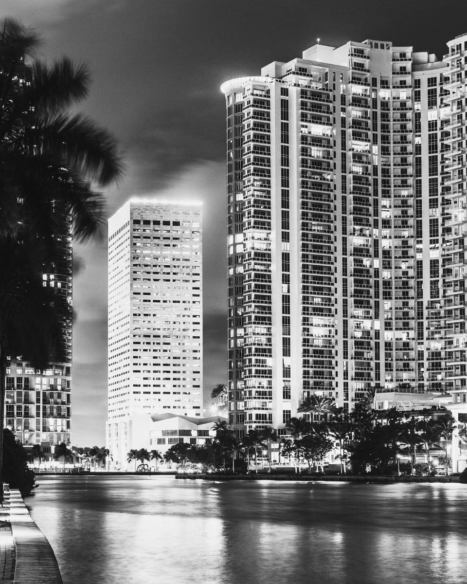 cmroeb's tweet photo. Sun, sand, and Miami vibes 🌴🌊 Dive into vibrant nightlife, stunning beaches, iconic Art Deco architecture, and colorful street art. Feel the pulse of Miami’s unique culture! #MiamiBeach #MiamiLife #ExploreMiami #MagicCity https://t.co/5jCPLn2DMU