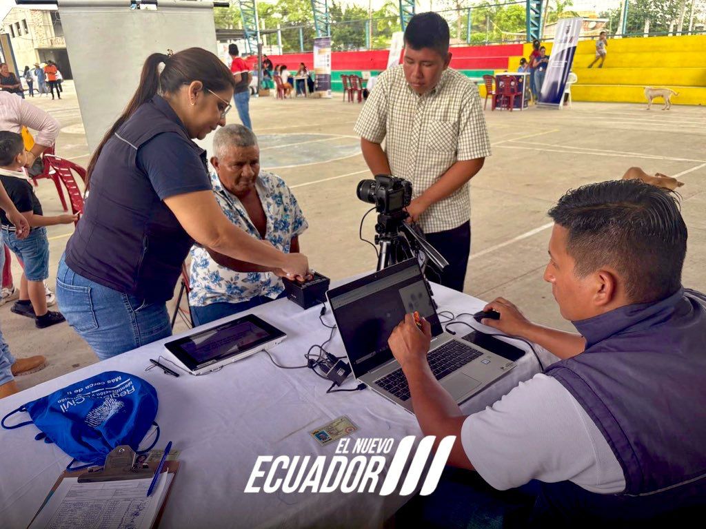 RegistroCivilec's tweet photo. 📍 El Oro
🚛 La #BrigadaSocial del @RegistroCivil llegó hasta la parroquia #Chacras del cantón #Arenillas, llevando el servicio de cedulación 🪪 a la ciudadanía.
#ElNuevoEcuador 🇪🇨 brinda servicios ágiles, inclusivos y seguros en cada rincón del país. https://t.co/08VRrqgpff