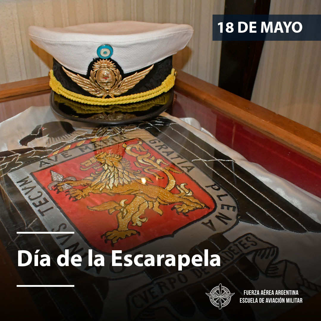 La #Escarapela es uno de los elementos más representativos que forman parte del uniforme del Cadete. La Escarapela en la gorra tiene un significado muy especial, simbolizando la Patria en lo más alto del pensamiento.

#DiadelaEscarapela
#EAM
#FAA
#FuerzaAereaArgentina