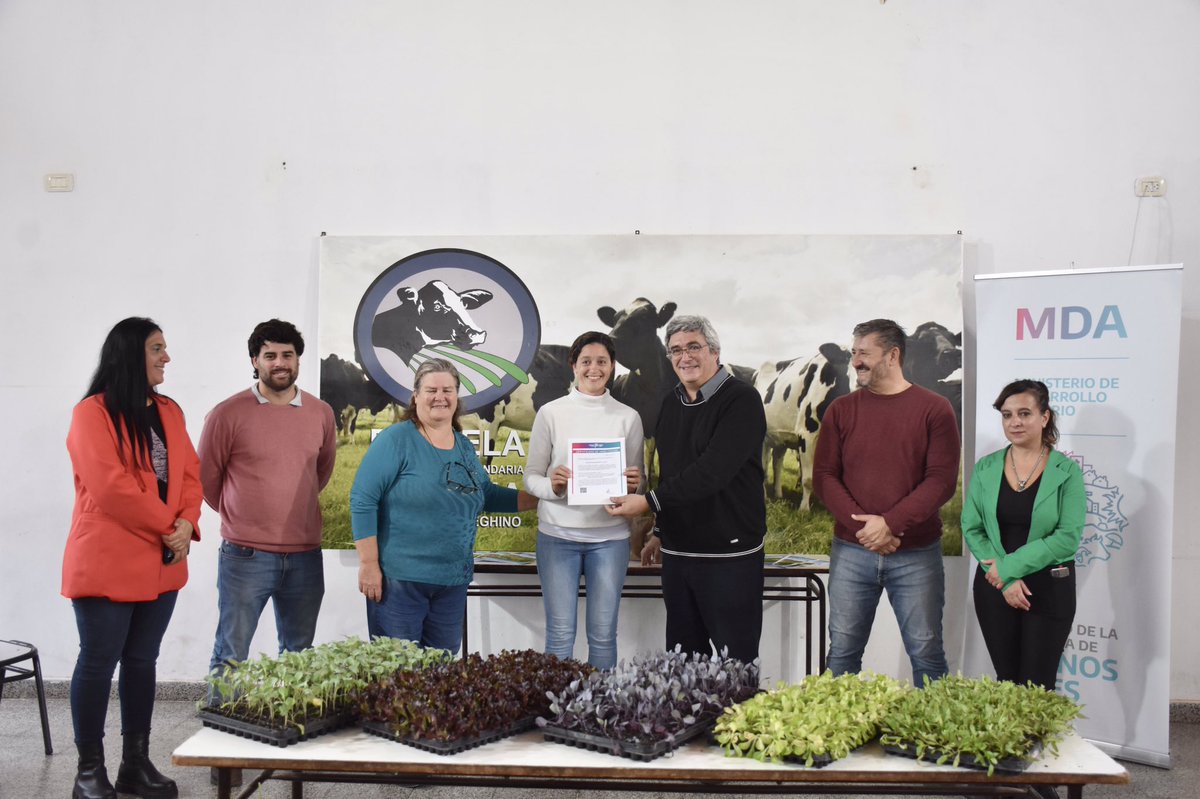 Hoy fue un día especial para la Escuela Agraria N° 1 de Ameghino. 

Junto a <a href="/geriberchi/">Gerardo Berchi</a>, le entregamos la habilitación ELEA (Establecimiento Lácteo de Elaboración Artesanal) a su usina láctea, en la que las y los estudiantes producen queso.