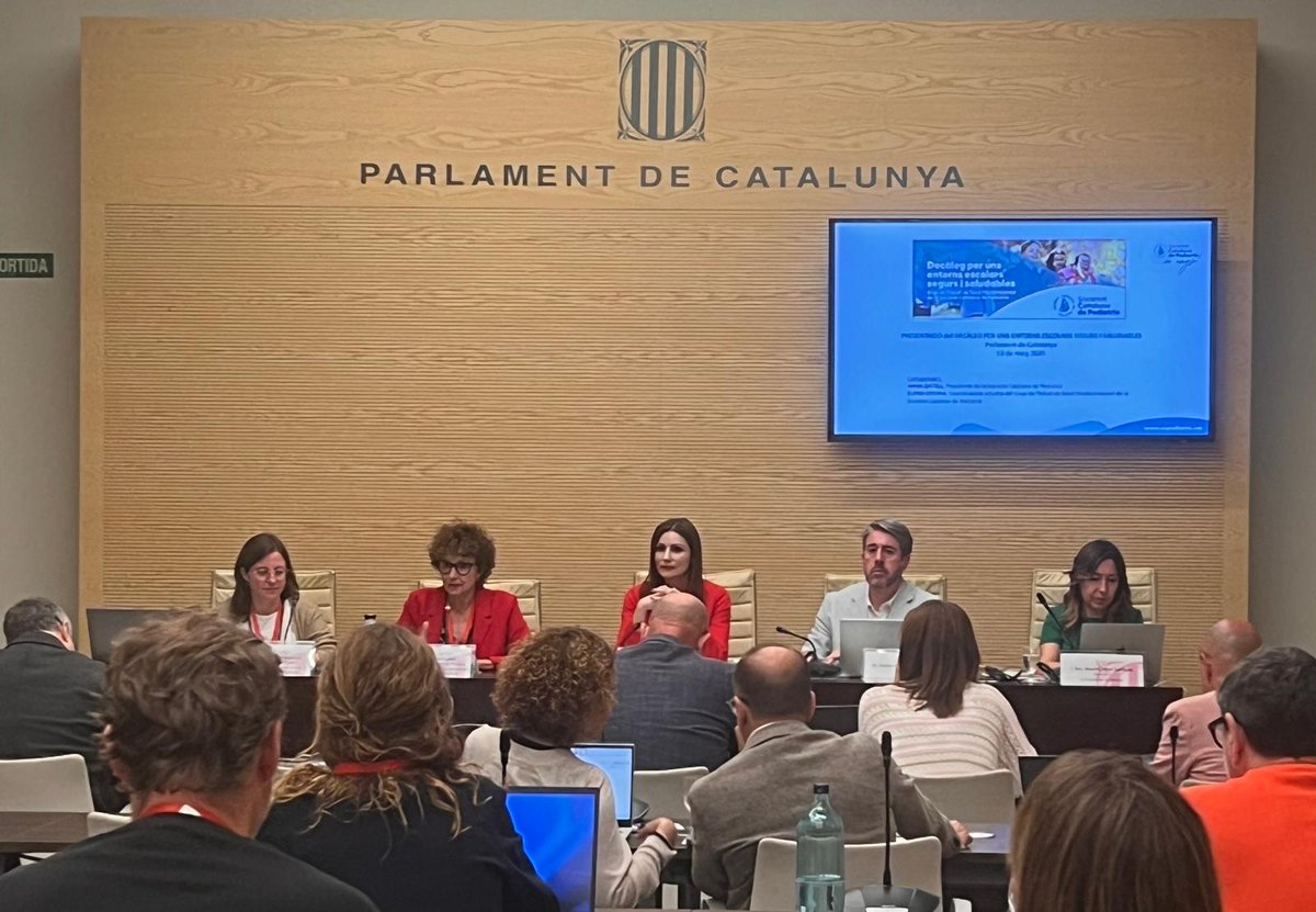 🌳Els pediatres catalans insten el Parlament a garantir uns entorns escolars segurs i saludables. ▶️Compareixença del Grup de Treball de Salut Mediambiental de la SCP davant la Comissió de la Infància del Parlament de Catalunya cutt.ly/5rxTIuUY