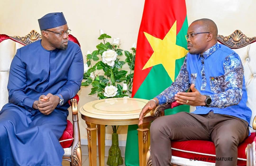 🇸🇳 🇧🇫 Le Premier ministre sénégalais Ousmane Sonko est arrivé ce vendredi 16 mai 2025 à Ouagadougou. Il a été accueilli à sa descente d’avion par son homologue burkinabè Rimtalba Jean Emmanuel Ouédraogo.