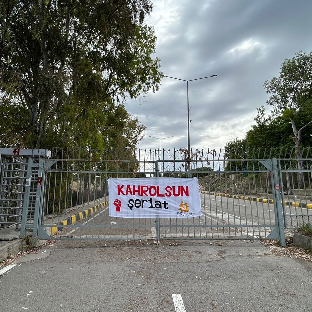 Dokuz Eylül Üniversitesi öğrencilerinin "Kahrolsun şeriat" pankartı.