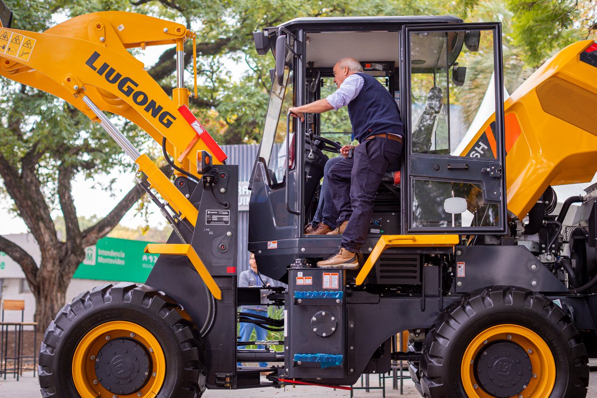 corporacionuy's tweet image. Último día en @mercolacteauy
Estamos en la calle principal. Acercate y conocé sistemas de trabajo pensados para las tareas en el sector lechero.

#Mercolactea2025 #Comasa #InnovaciónAgropecuaria