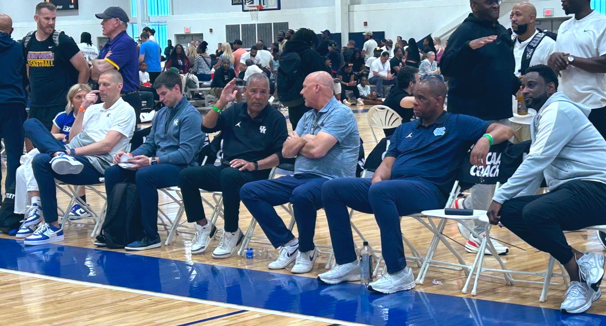 UNC head coach Hubert Davis, Kentucky head coach Mark Pope, and Houston head coach Kelvin Sampson are all courtside watching 2027 top-10 teammates CJ Rosser and King Gibson. 

on3.com/db/cj-rosser-2…

on3.com/db/king-gibson…