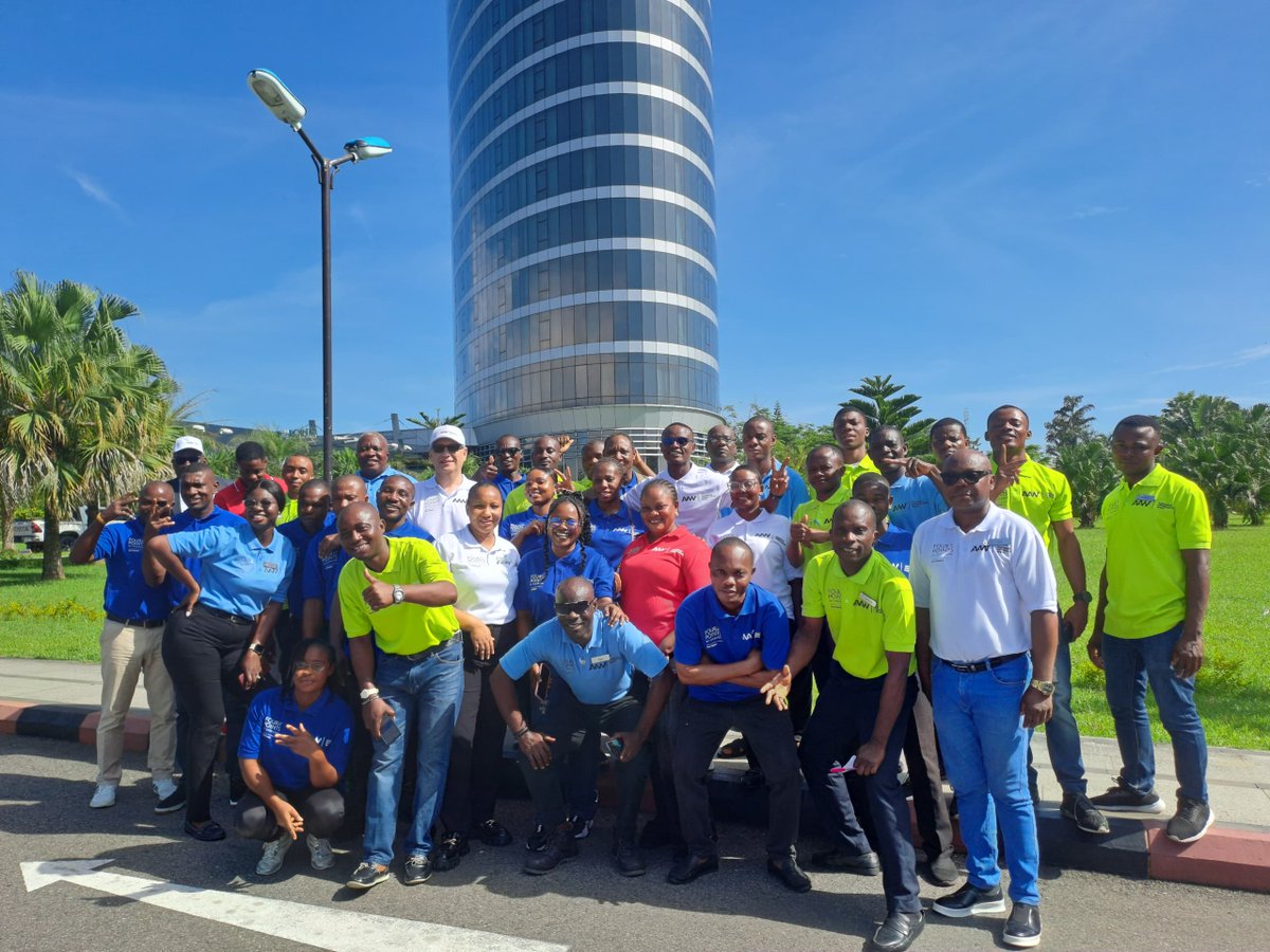 FPIkotEkpene's tweet photo. Yesterday, we gave back to our community!
From cleaning streets to clearing dumps, our team showed up with heart and purpose.
We’re proud to make a positive impact & grateful to our team for the commitment to social wellbeing.
#AAW2025 #BeginBelongBecome #BeYou #FourPointsIkot https://t.co/vJ06nLtzh8