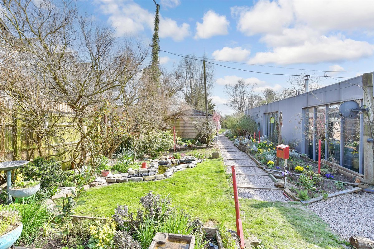 🏡 2 Bedrooms | Sittingbourne, Kent

This unique floating home offers a totally different lifestyle! Built to a bespoke specification, the property offers a charming interior and exceptionally spacious living.

Find out more and book your viewing:
👉 birdeye.cx/2q8ye7