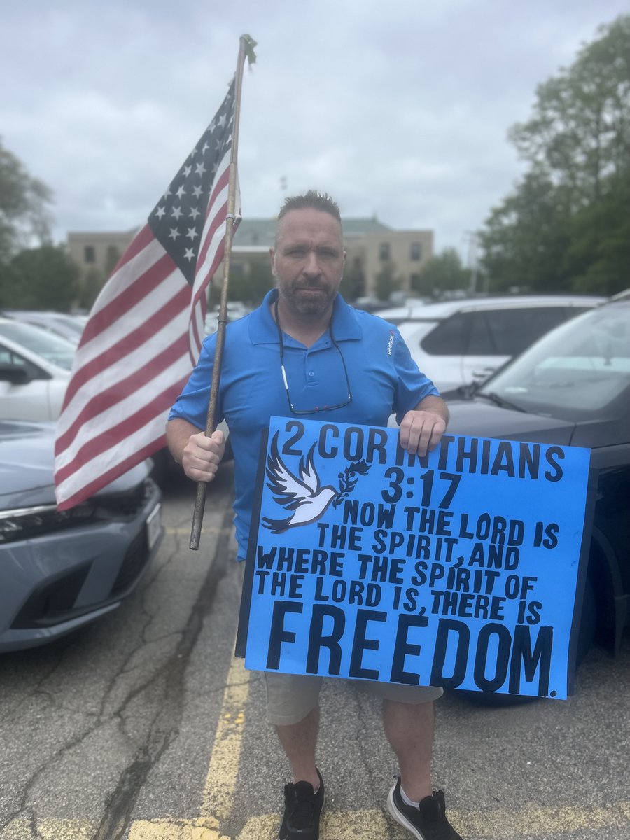 Liberty_Ctr's tweet image. This is Jason Grant, standing silently with a flag and a sign quoting Scripture. Massachusetts State Police told him he can’t even do that—despite a court ruling saying otherwise.
This is what unconstitutional policing looks like. #KarenReadTrial2
@marcorandazza @mark_trammell…