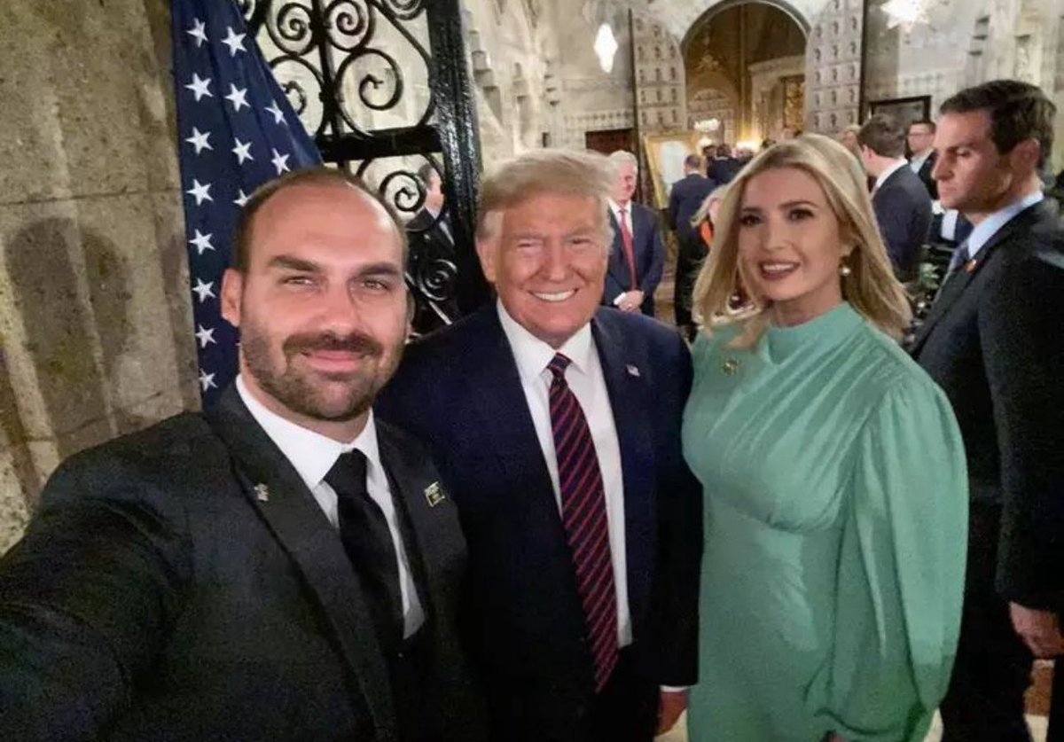 tuliogadelha's tweet photo. Imagina ser eleito aqui, mas “trabalhar” nos EUA e para os EUA... Esse é Eduardo Bolsonaro, ele propôs que imigrantes brasileiros sejam levados à mega-prisão de El Salvador. Prisão de segurança máxima para quem tenta a vida lá. Mas pra golpista, o perdão! Enfim, a extrema direita https://t.co/SoDCQYPXa7