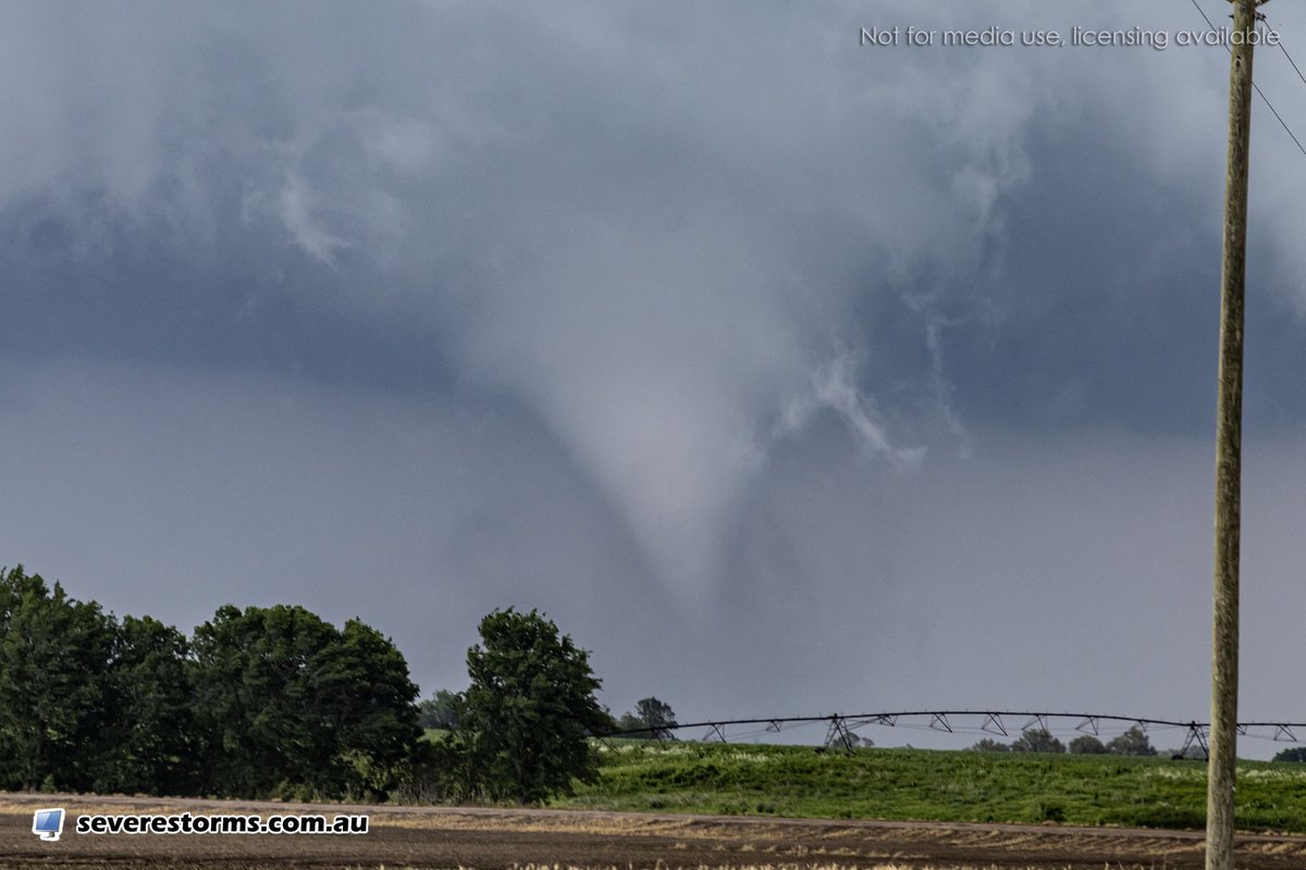 DanielShawAU's tweet photo. Tornado warning continues. This image captured 10 north of Sikeston, Missouri Watch live via: https://t.co/ekNHDZ6owe @NWSPaducah #mowx #kywx #ilwx https://t.co/yqJKyznXgC
