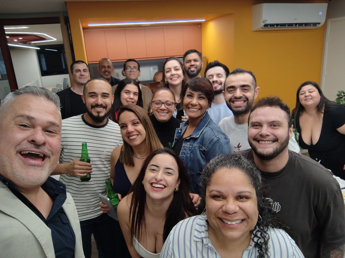rogeriocutri's tweet photo. Happy na empresa.. despedida da Taíse.. te amamos pequena 🌈❤️😍 https://t.co/Omx6Dsn1Za