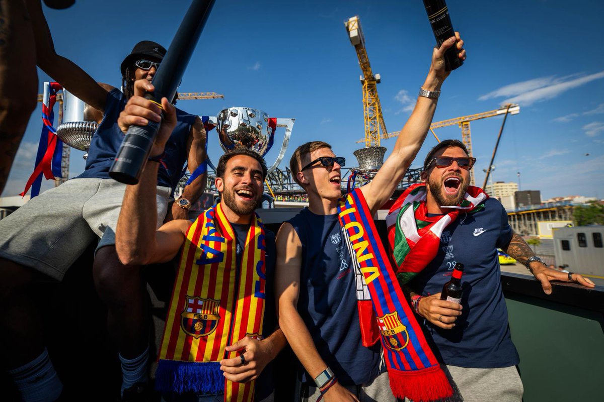 ericgm3's tweet image. Aquest dia el recordarem sempre! Gràcies Barcelona, gràcies culers, això és vostre! #ForçaBarça 💙❤️