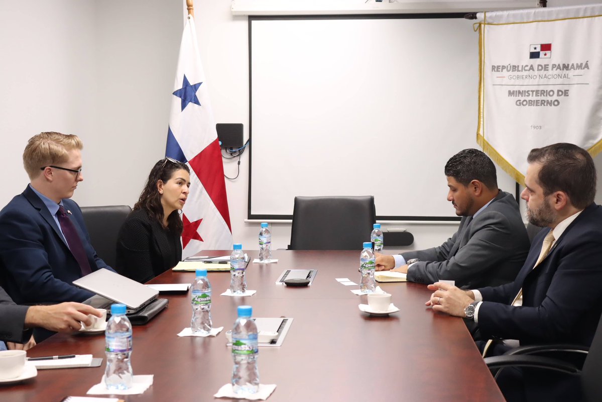 MinGobPma's tweet image. El viceministro Juan Francisco Borrell sostuvo una reunión con representantes de la Embajada de los Estados Unidos @USEmbPAN quienes manifestaron su disposición de colaborar con el fortalecimiento institucional y la mejora continua del Ministerio.