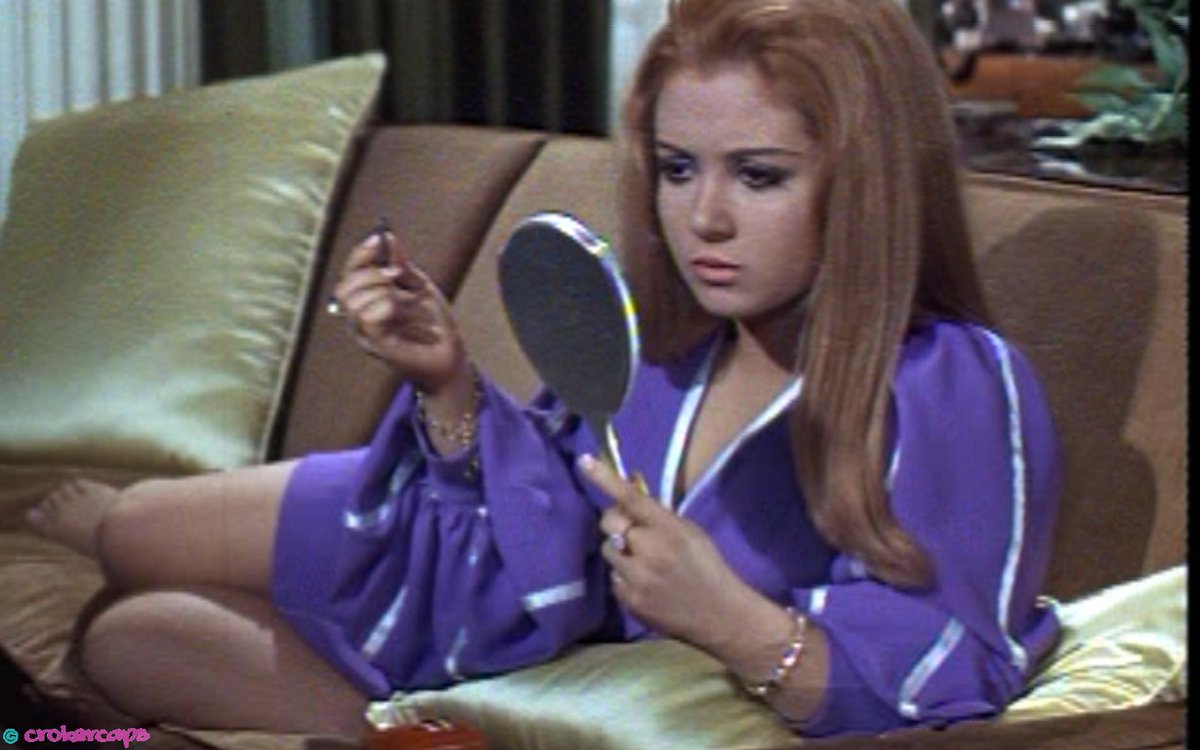 Leela's feather boa 19K tweet media