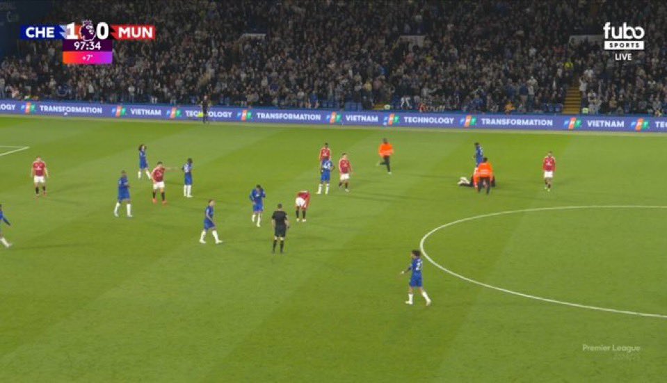 mr_pappy__'s tweet image. The intruder who's a Chelsea fan, came to deny Manchester united a last minute draw😂