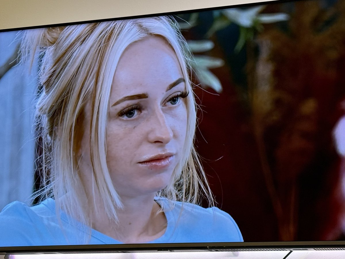 JoshElzzz's tweet image. Girl, you are so not ready for ANY relationship — especially not with someone like Mark. Find some selfworth, take time out, and actually get to know yourself first.
Real talk though: how did Channel 4 let this air? It’s blatantly obvious she’s not well. Exploitative. #OpenHouse