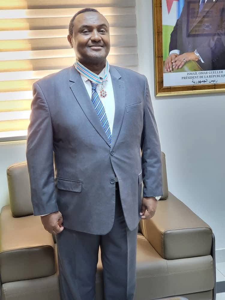 LiveDjib's tweet photo. Distinction honorifique a un grand administrateur de l'État, M. #ALMIS #MOHAMED #ABDILLAHI a été élevé au rang de commandant de l'ordre du 27 juin par le Président de la République de Djibouti SEM @IsmailOguelleh
À cette occasion, l’ensemble de l’équipe de @LiveDjib adresse ses plus chaleureuses félicitations à notre Secrétaire Général du Gouvernement pour cette distinction prestigieuse, reflet de son engagement exemplaire, de son intégrité et de son dévouement sans faille au service de la nation.
#Djibouti
