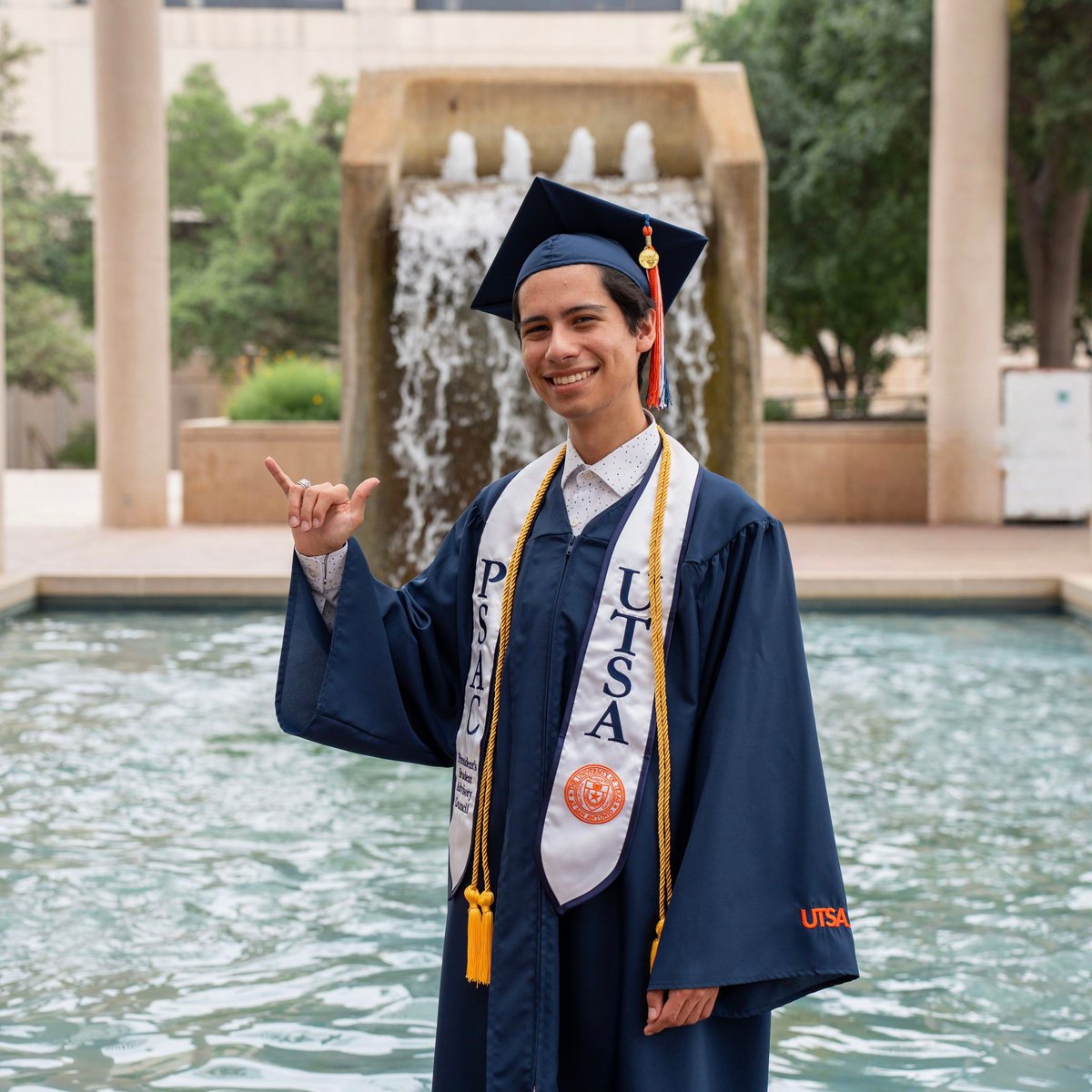 UTSACOLFA's tweet image. Today we celebrate the upcoming graduation of outgoing SGA President Aydan Villarreal, he is graduating with a BA in Political Science. 🥳 

🔗 Read his story at our link in bio.

#UTSAGrad25 #UTSACOLFA #UTSA