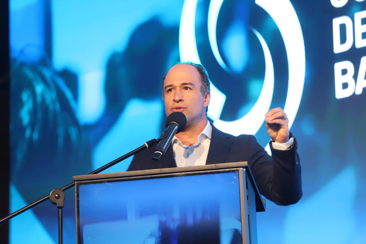 🎤Pablo Márquez, socio de ECIJA Colombia, señaló que la regulación debe considerar los costos que generará, tanto para el regulado como para el regulador y los usuarios. En este sentido, el proceso regulatorio requiere recursos financieros y humanos para su diseño, implementación